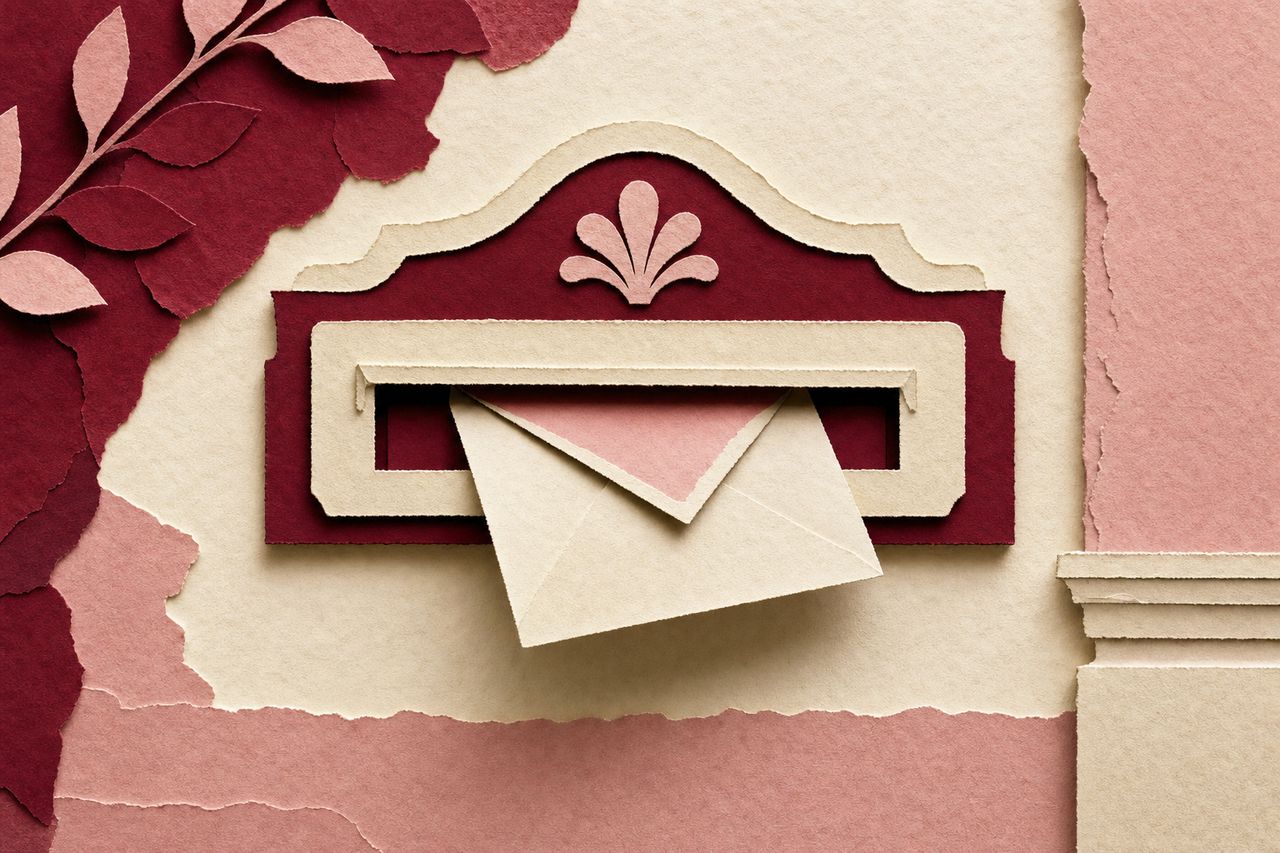 Een papieren brievenbus aan een muur met een half ingeschoven envelop en een papieren schaduw eronder (met AI gemaakte afbeelding)