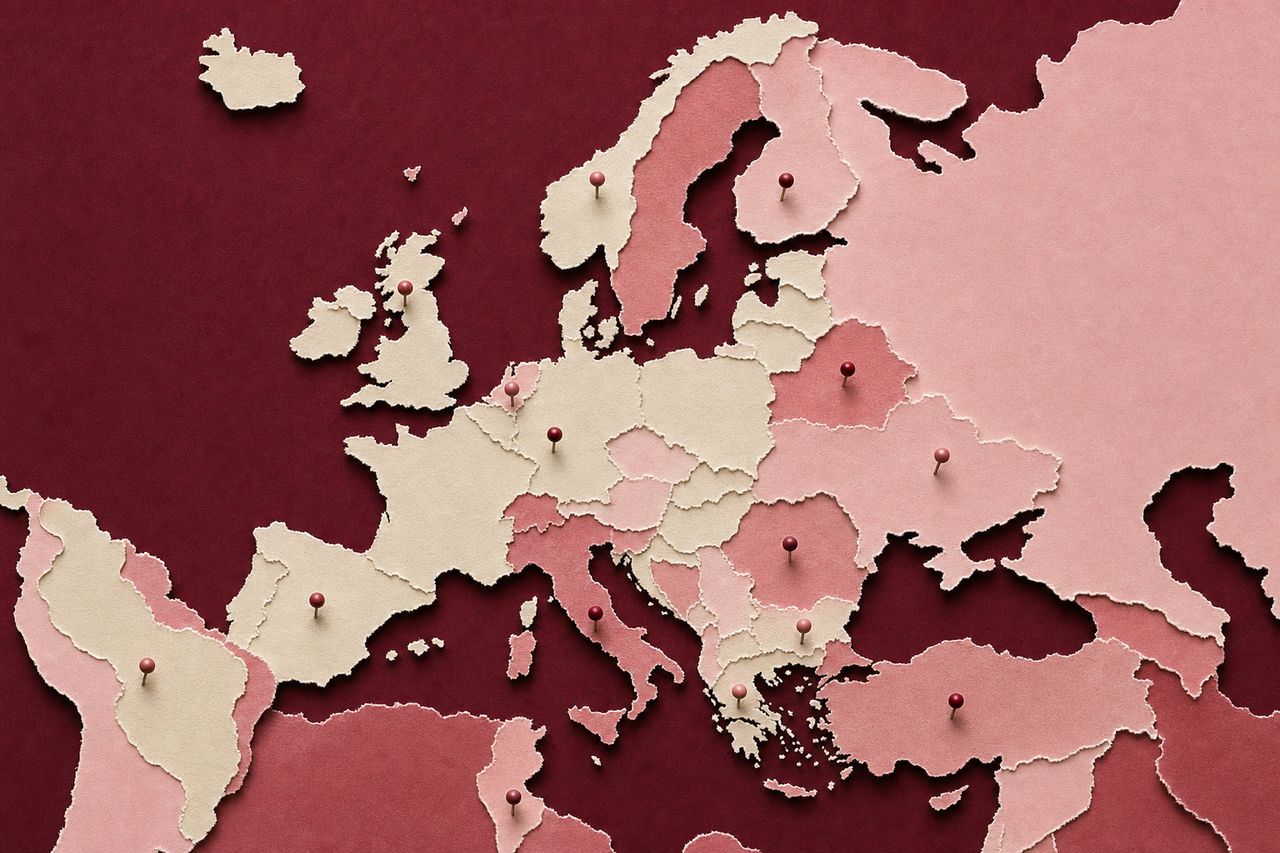 Gestileerde papieren kaart van Europa met een hoek van Zuid-Amerika, in crème en roze op wijnrood, met kleine spelden (met AI gemaakte afbeelding)