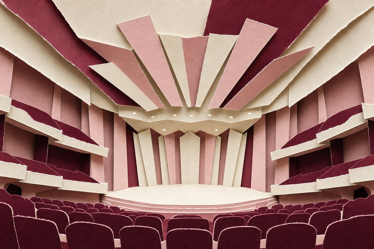 Papieren concertzaal met hoekige balkons en een waaier van reflectoren boven een leeg podium (met AI gemaakte afbeelding)